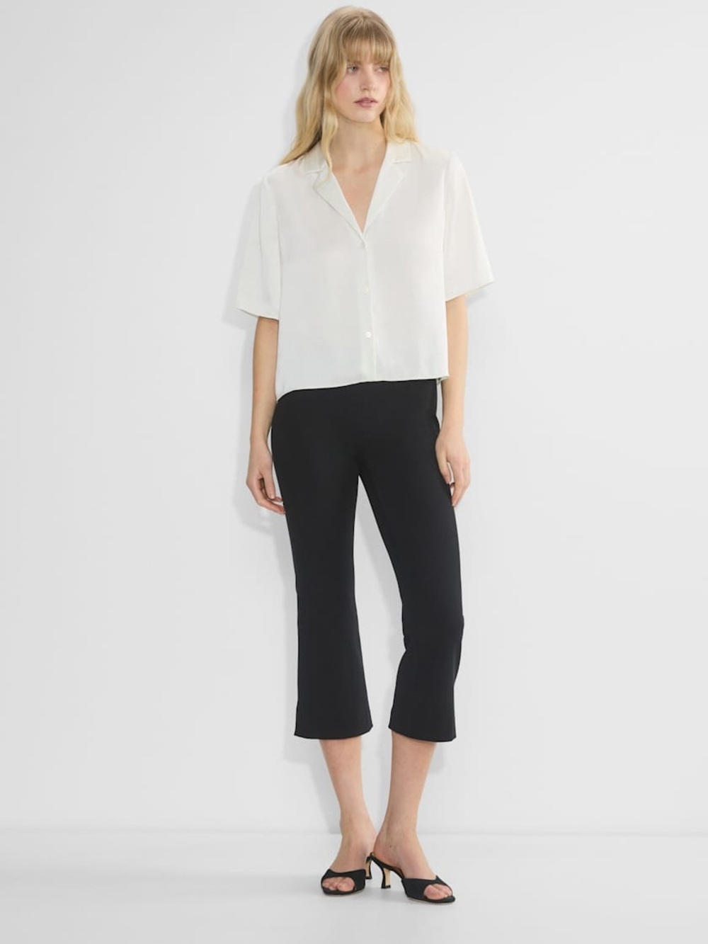Aritzia Wilfred Beso Satin Shirt
Shortsleeve Japanese Button-up Blouse - Size L - Picture 4 of 10